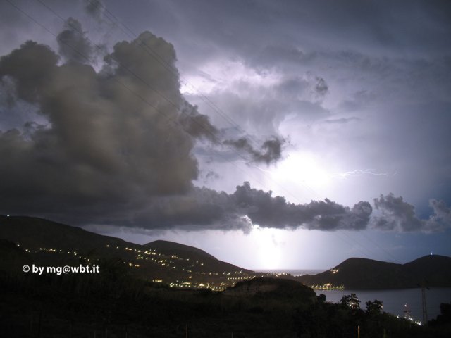 La baia di Lipari illuminata dai lambi di un temporale notturno